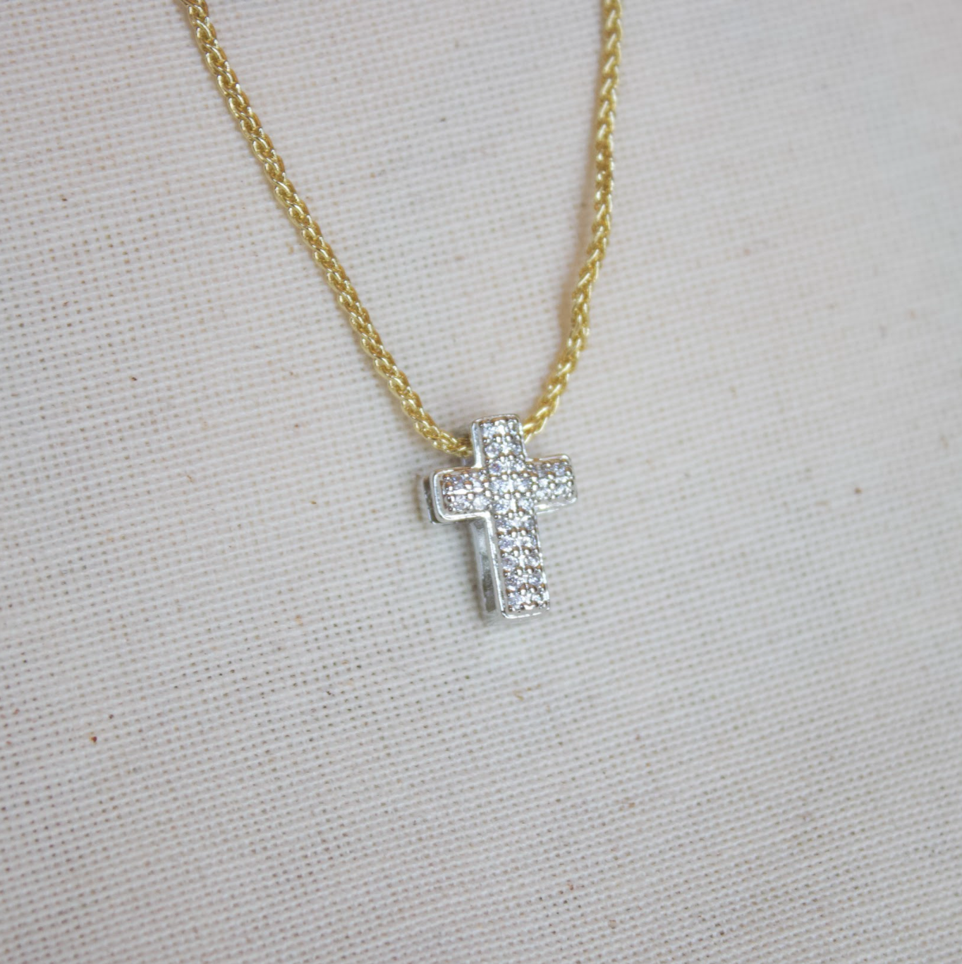 Collar dorado dije cruz plateada