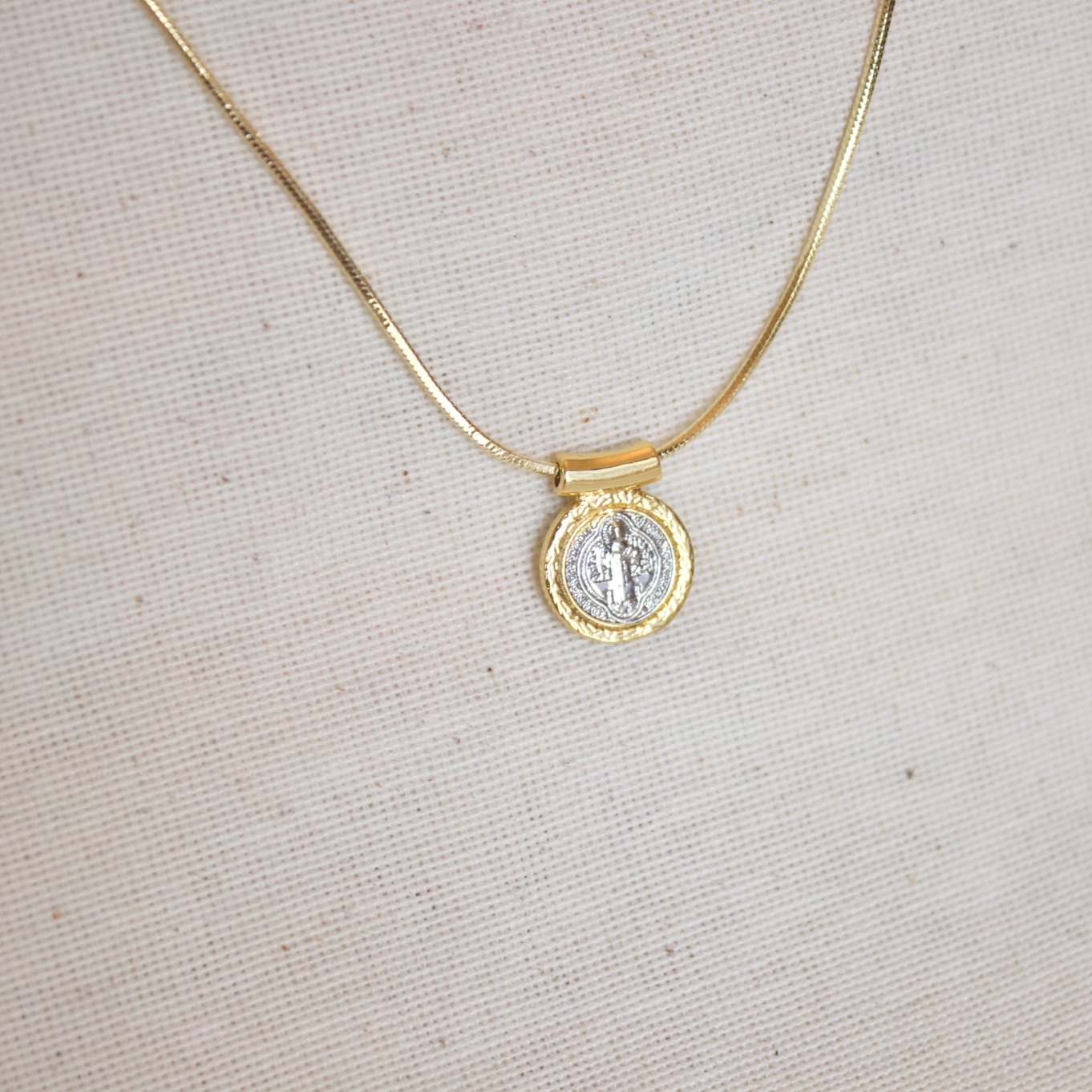 Collar dije San Benito