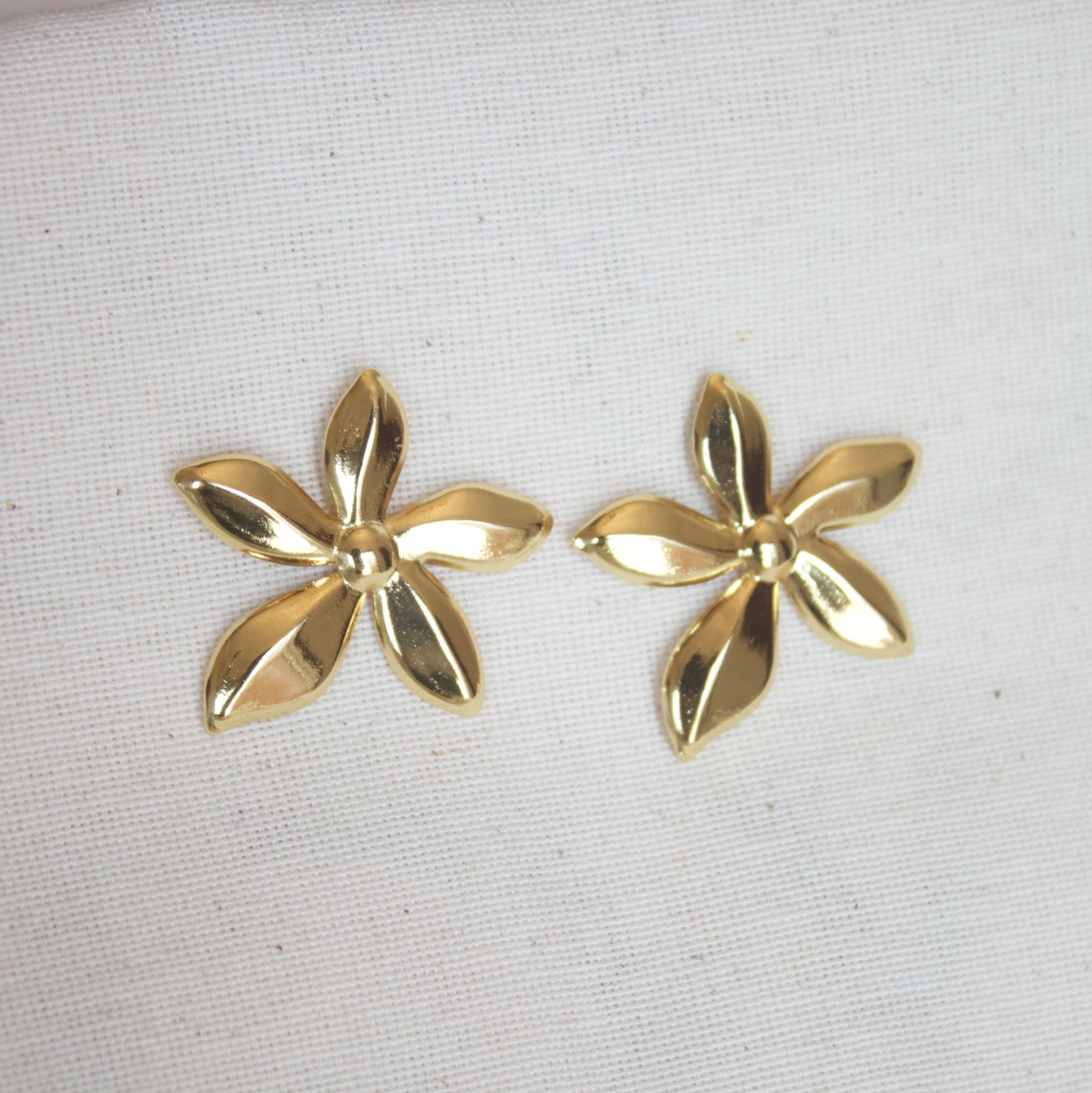 Stud dorados flor