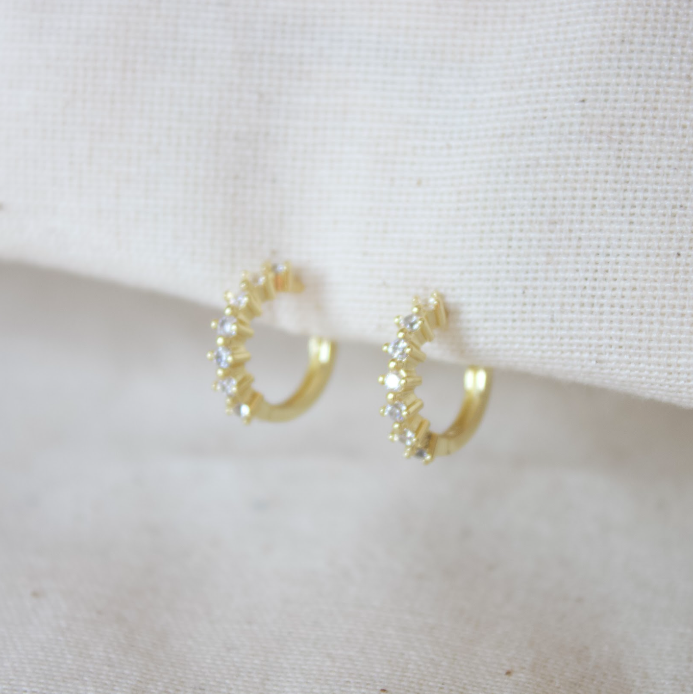 Huggies dorados circonia