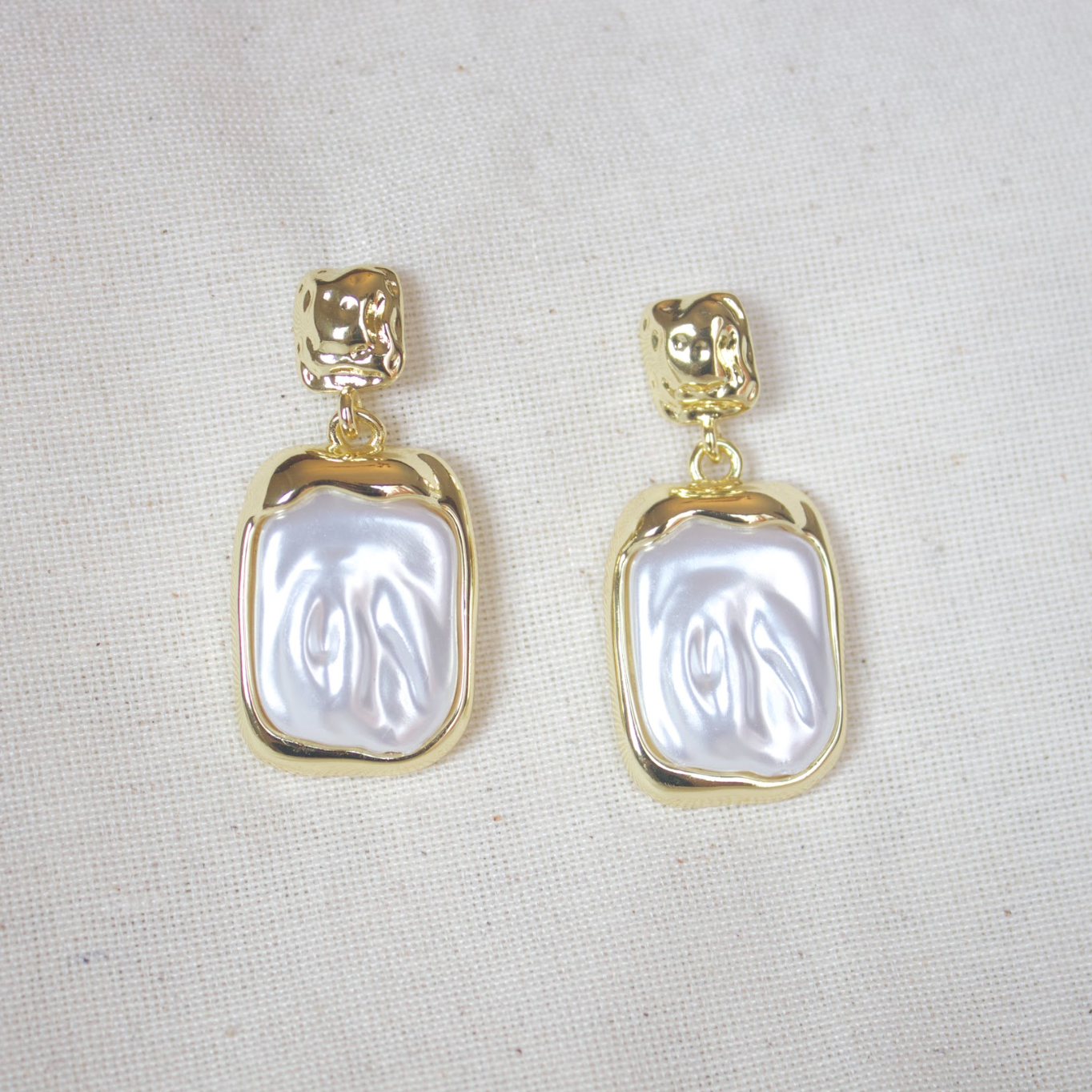 Stud dorado con perla cuadrada