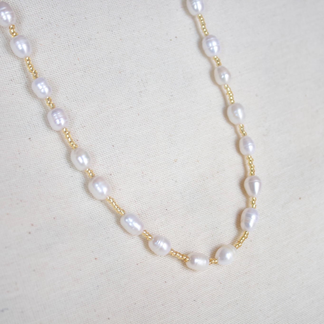 Collar perlas con dorado