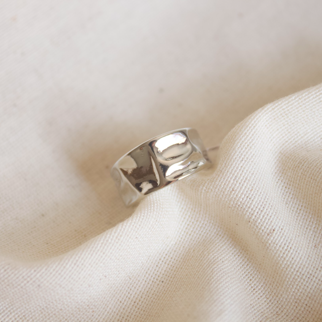Anillo plateado irregular