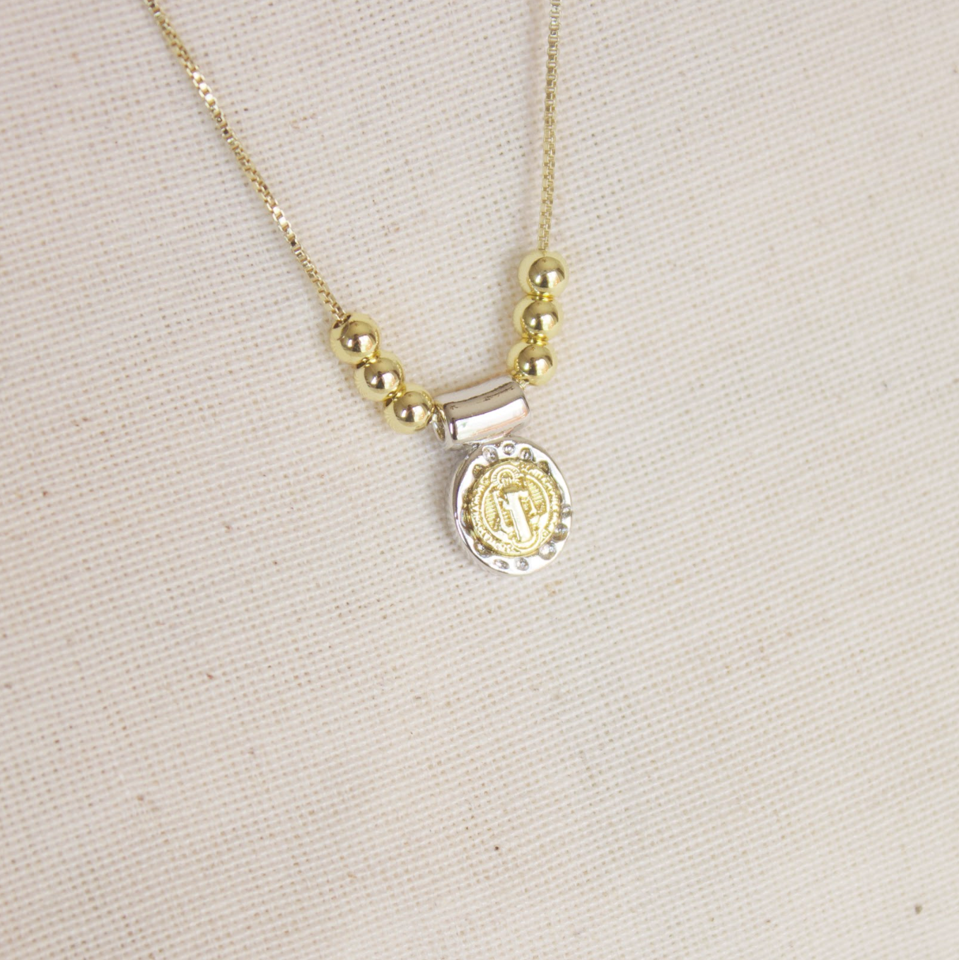 Collar dorado dije San Benito plateado