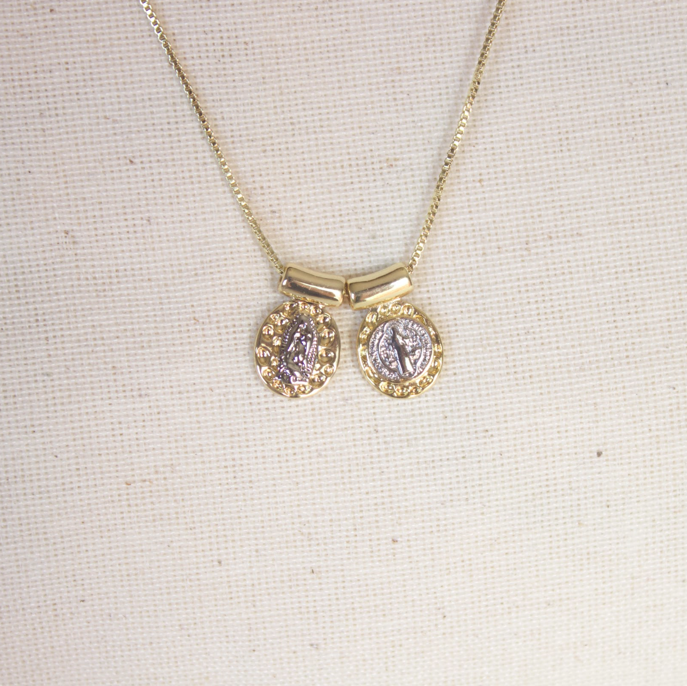 Collar escapulario dorado
