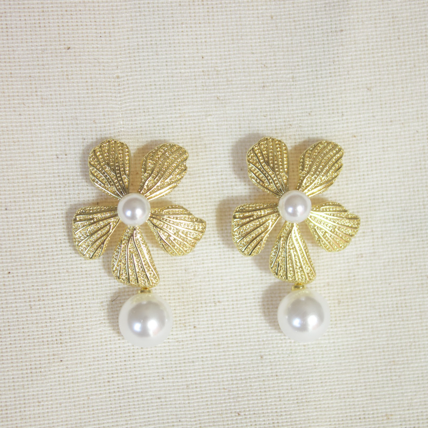 Stud flor dorada con perla colgante
