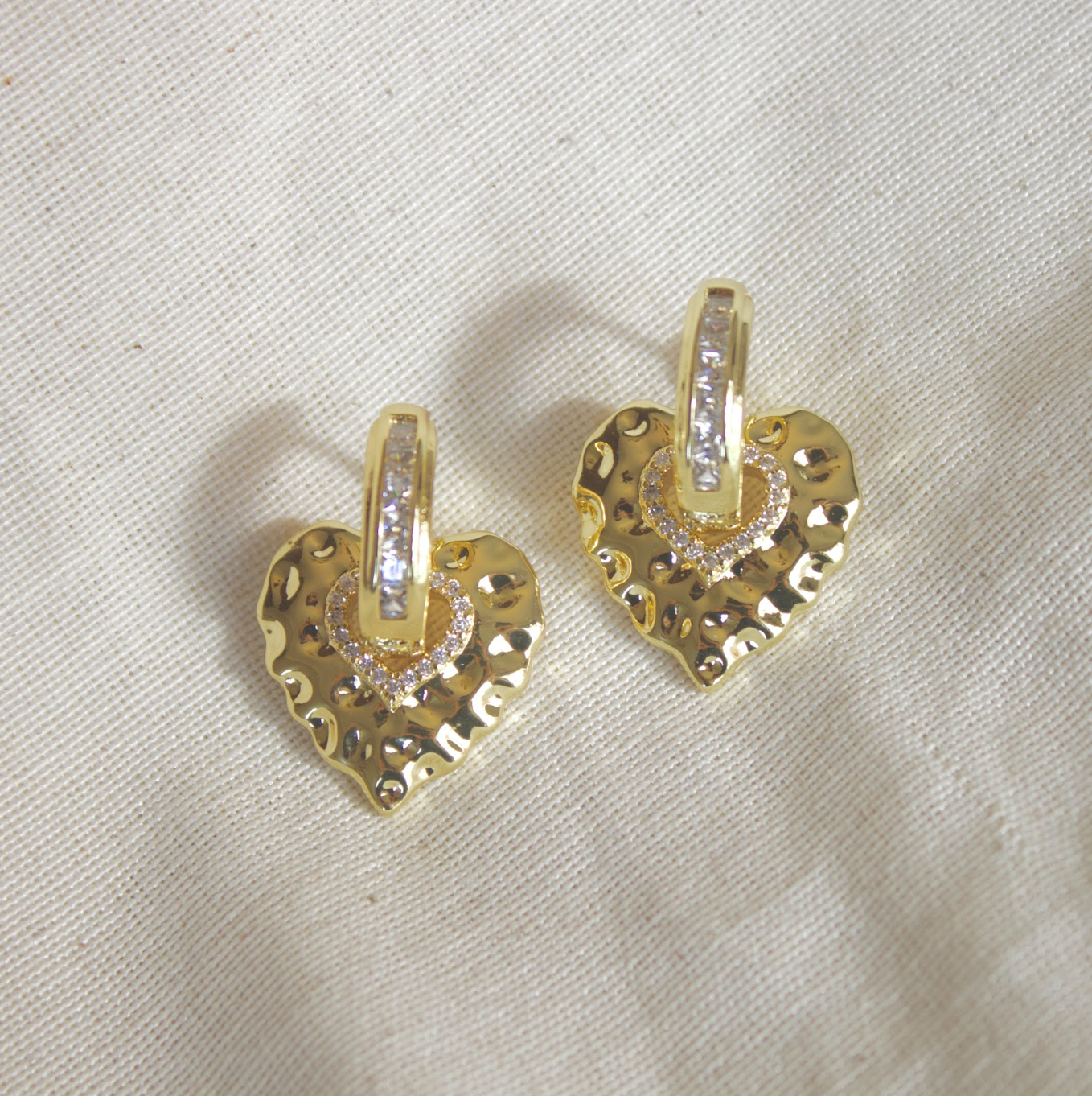 Aretes corazón irregular con circonia