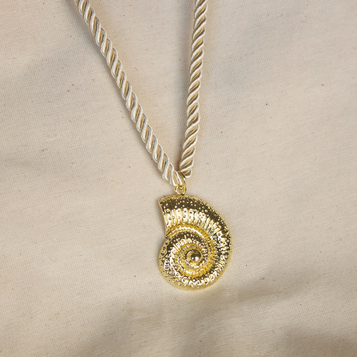 Collar dije caracol grande