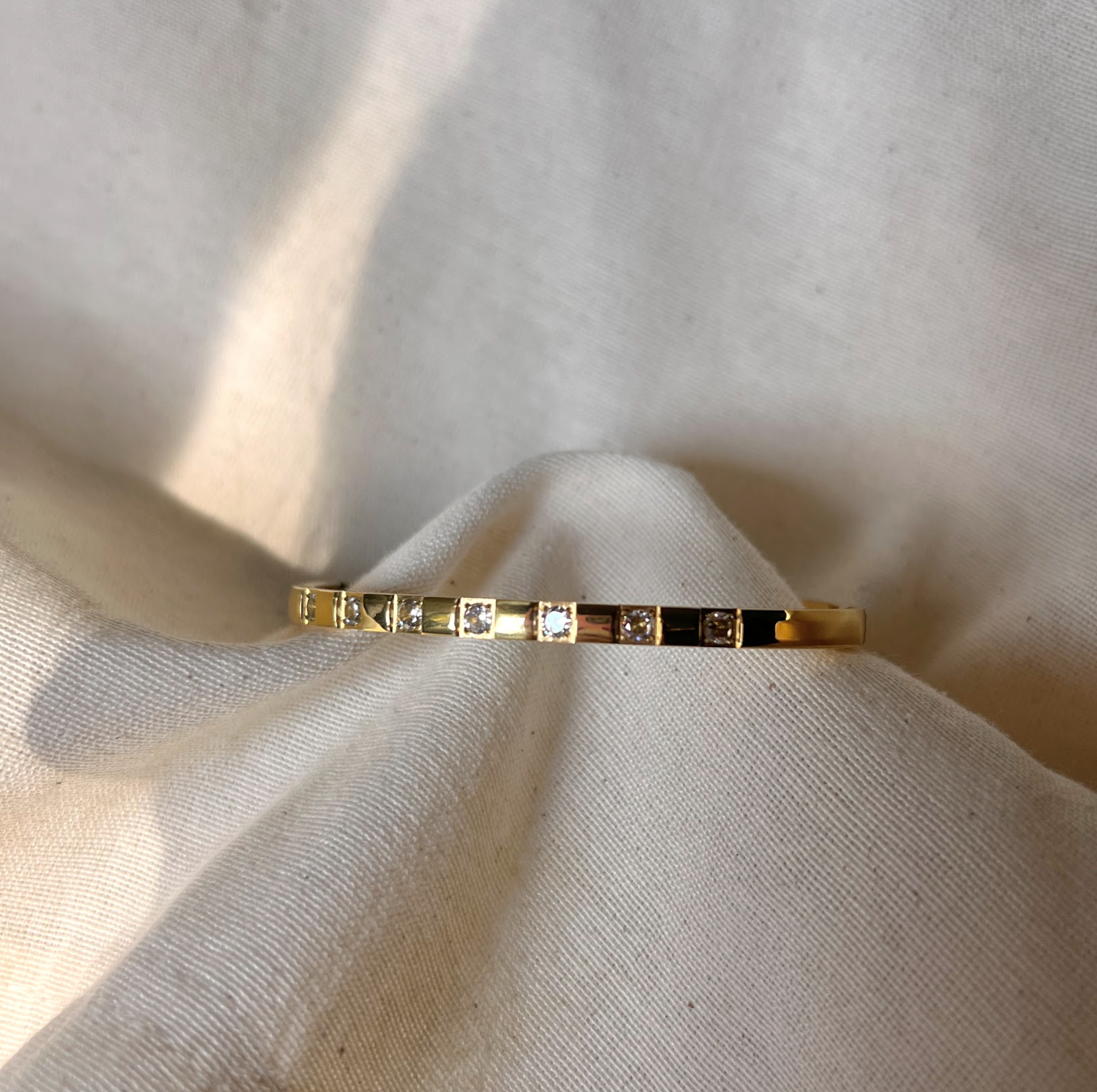 Brazalete dorado piedra blanca