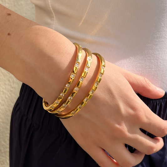 Brazalete dorado piedra blanca