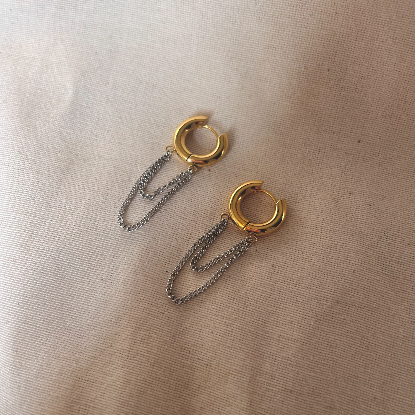 Hoops dorados con cadena plateada