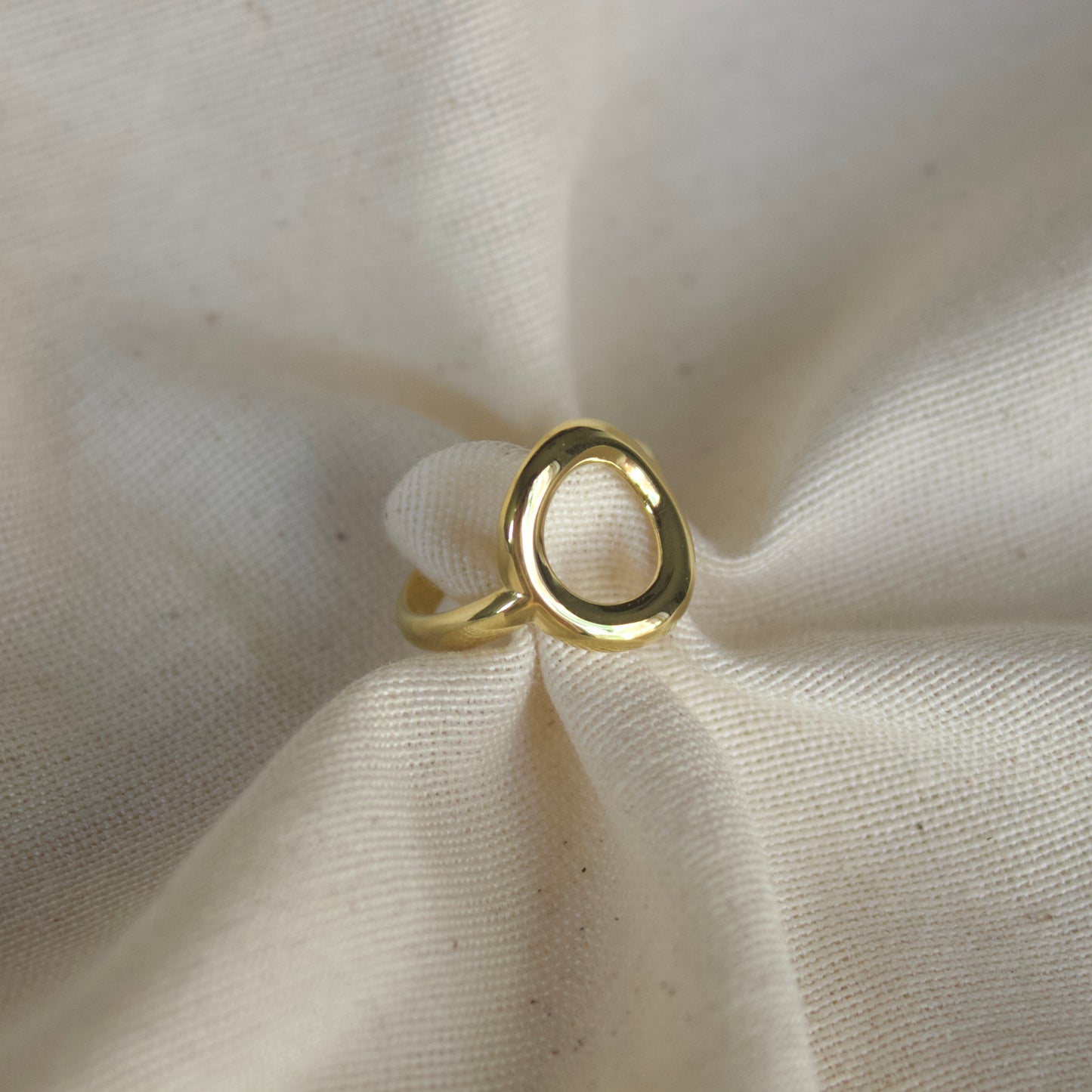 Anillo circulo dorado