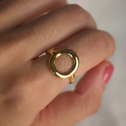 Anillo circulo dorado