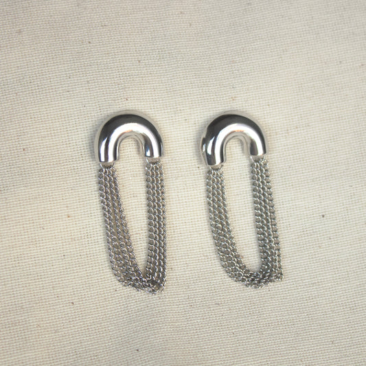 Stud medio circulo con cadena plateado