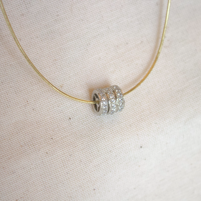 Collar dorado dije aros plateados