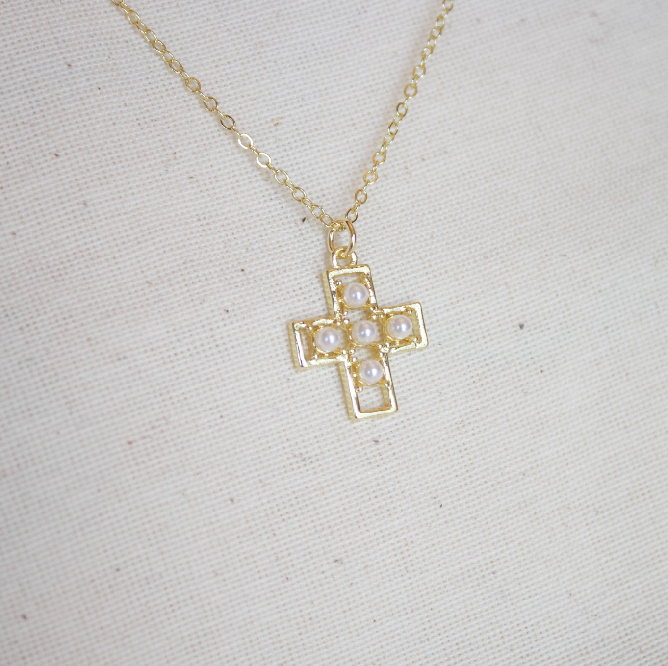Collar dije cruz con perlas mini