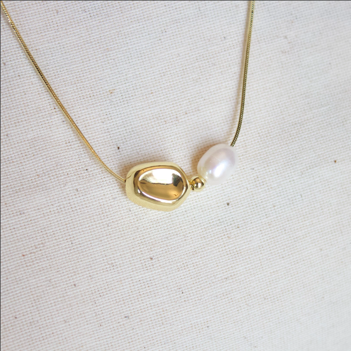 Collar dije perla con circulo dorado