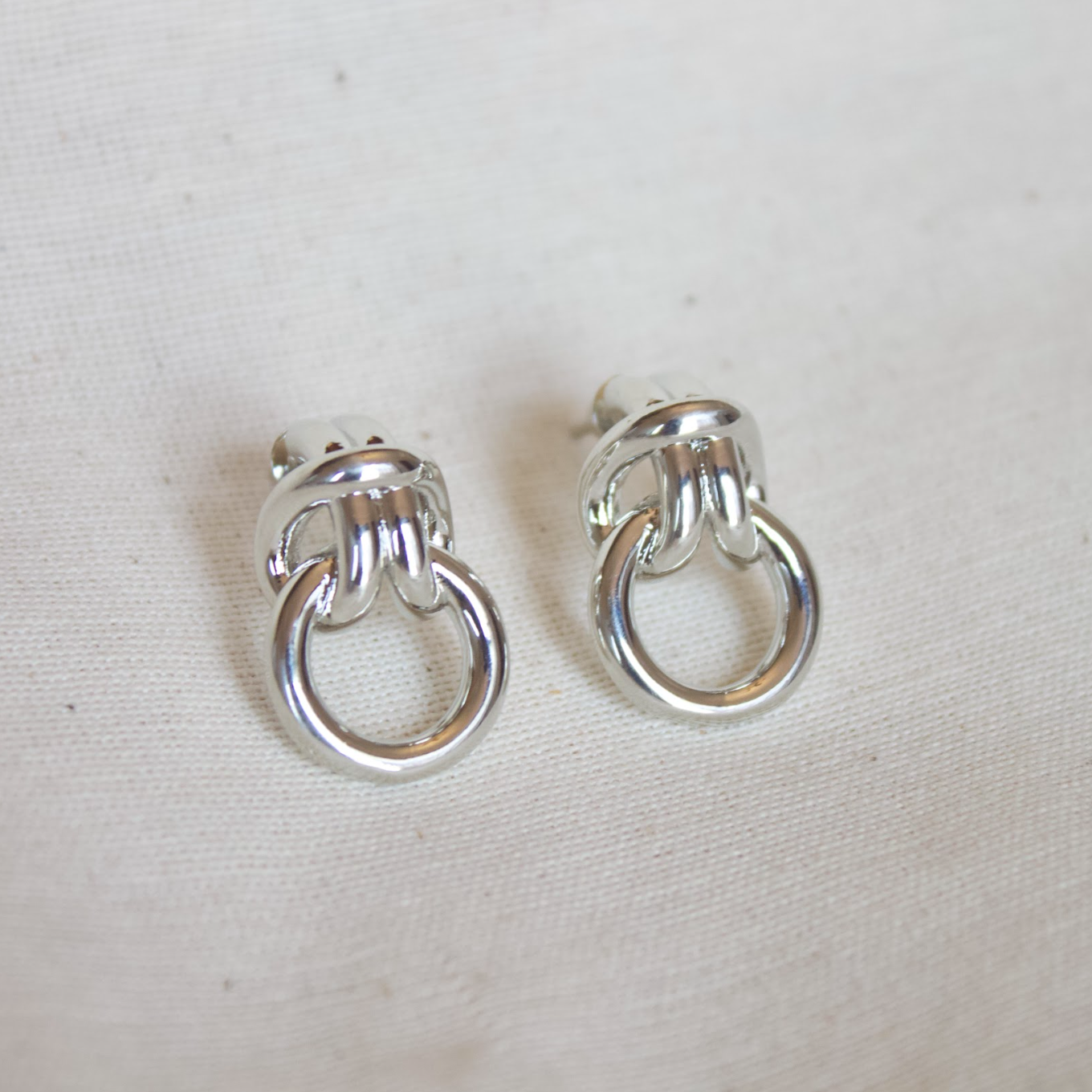 Aretes nudo plateados