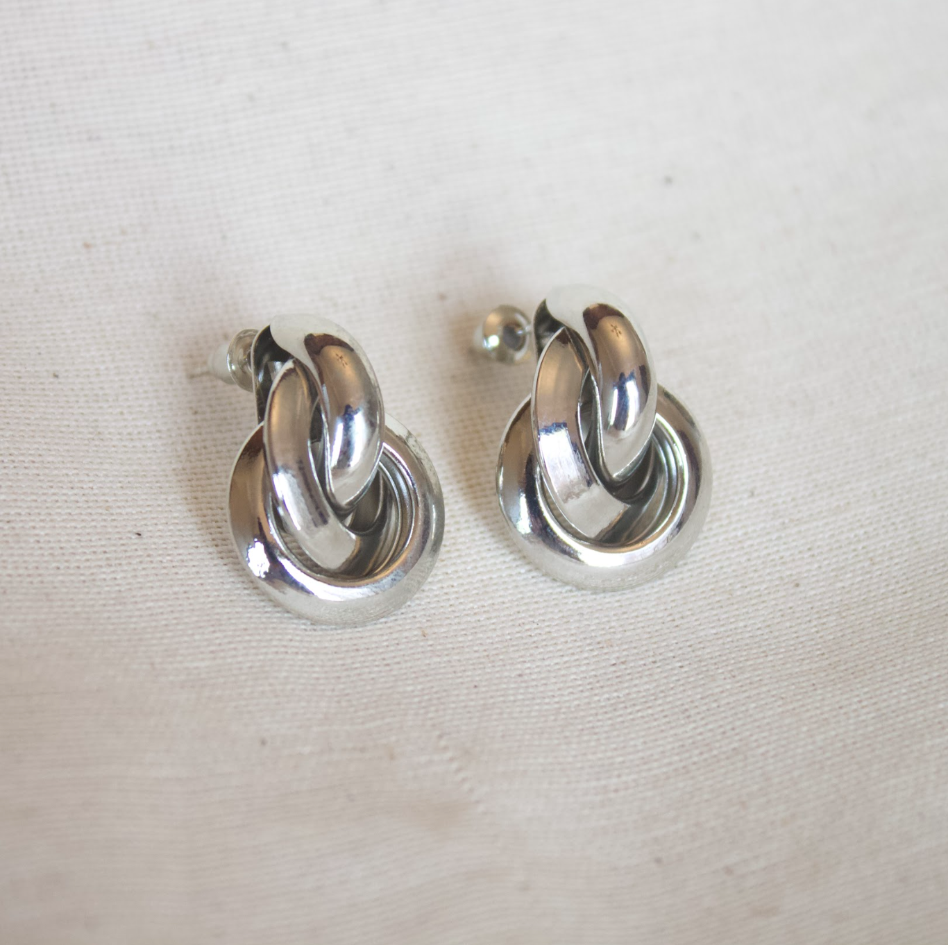 Aretes nudo chunky plateados