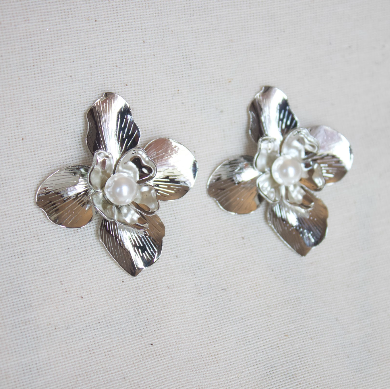 Stud chunky flor plateada con perl