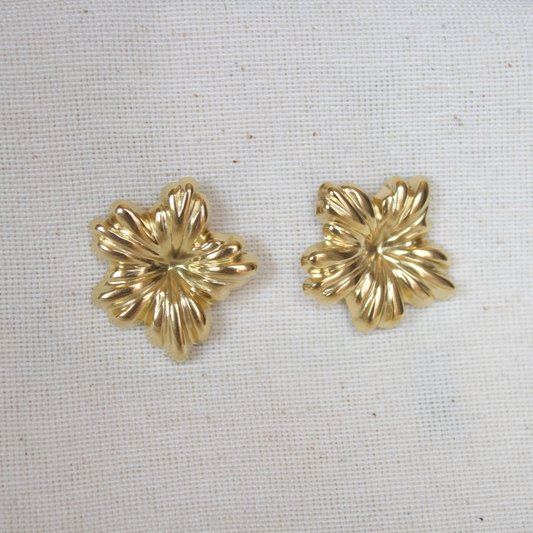 Stud flor dorada