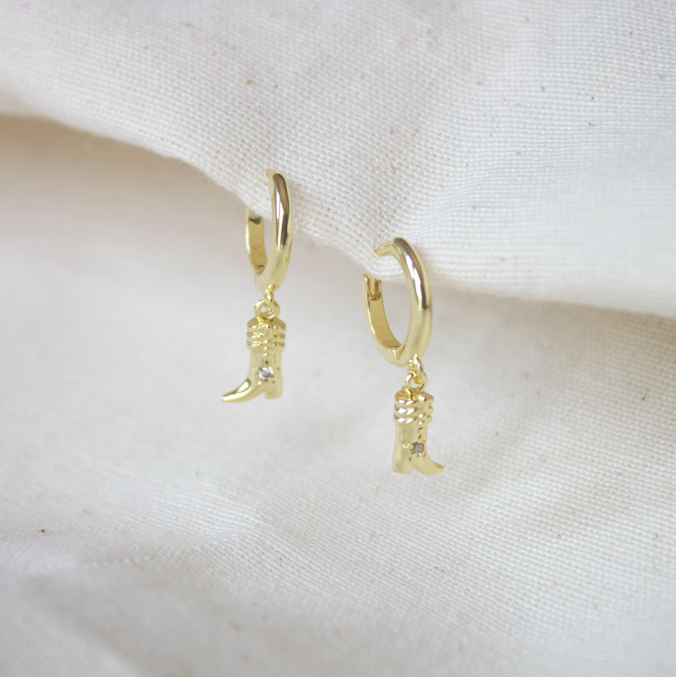 Huggies dorados bota vaquera