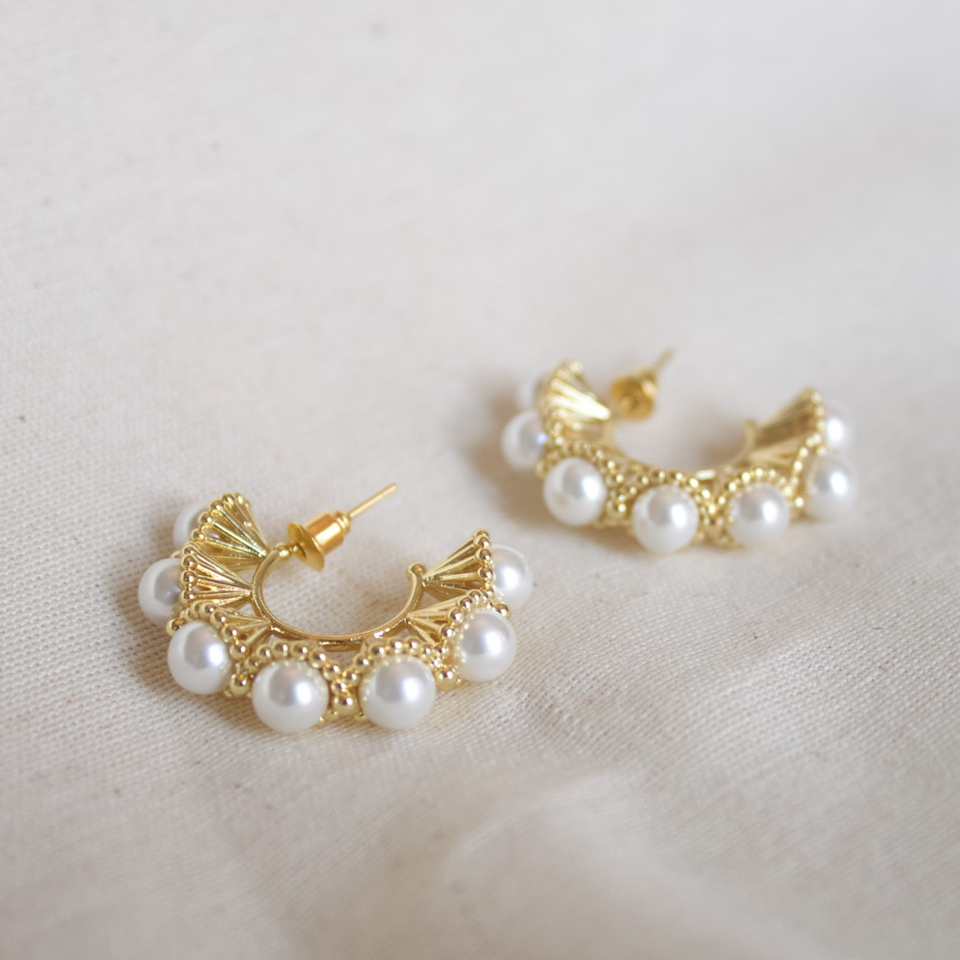 Arracada dorada con perlas