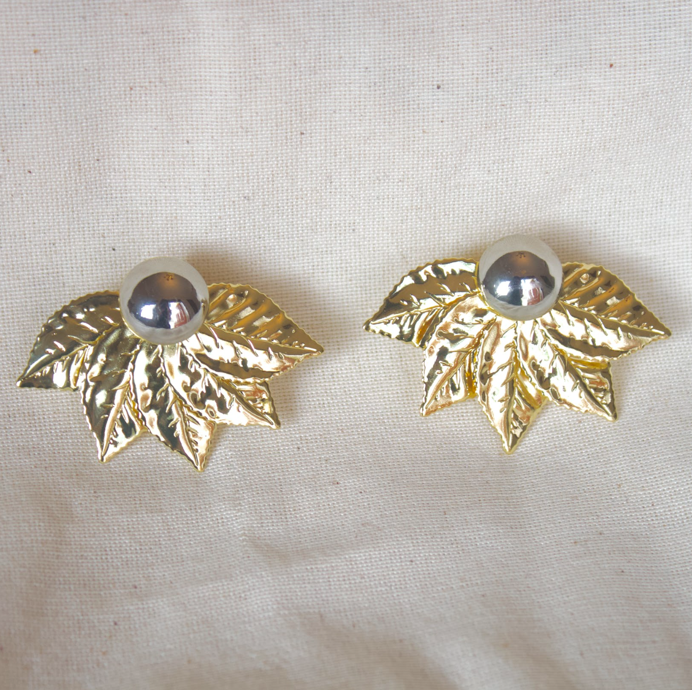 Arete media hoja con bola plateada