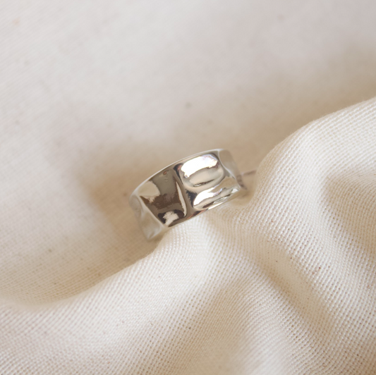 Anillo plateado irregular