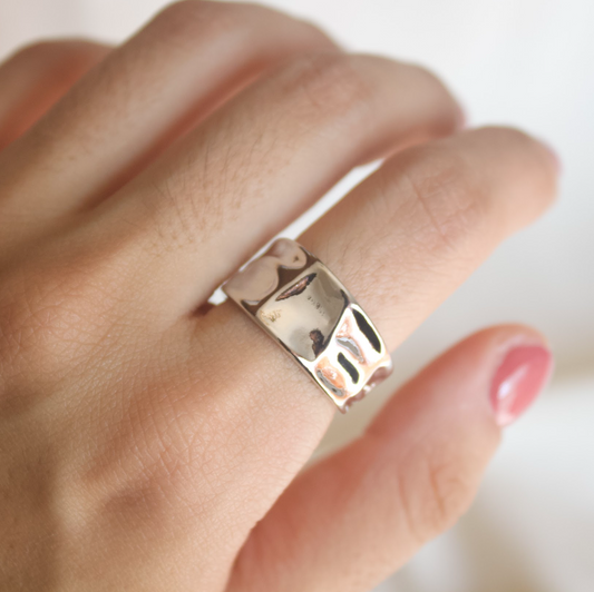 Anillo plateado irregular