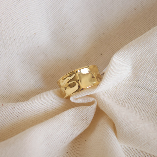 Anillo dorado irregular