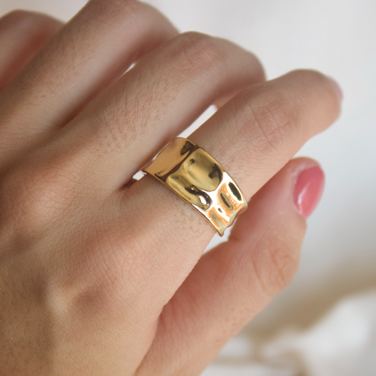 Anillo dorado irregular