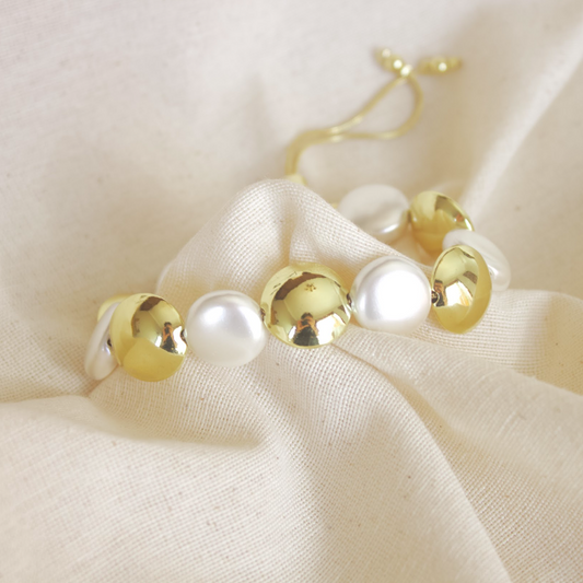 Pulsera dorada con perlas circular