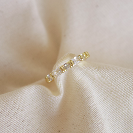 Anillo dorado con circonias