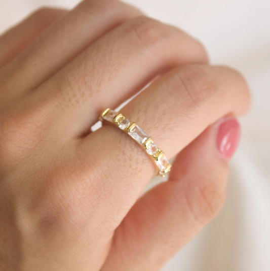 Anillo dorado con circonias