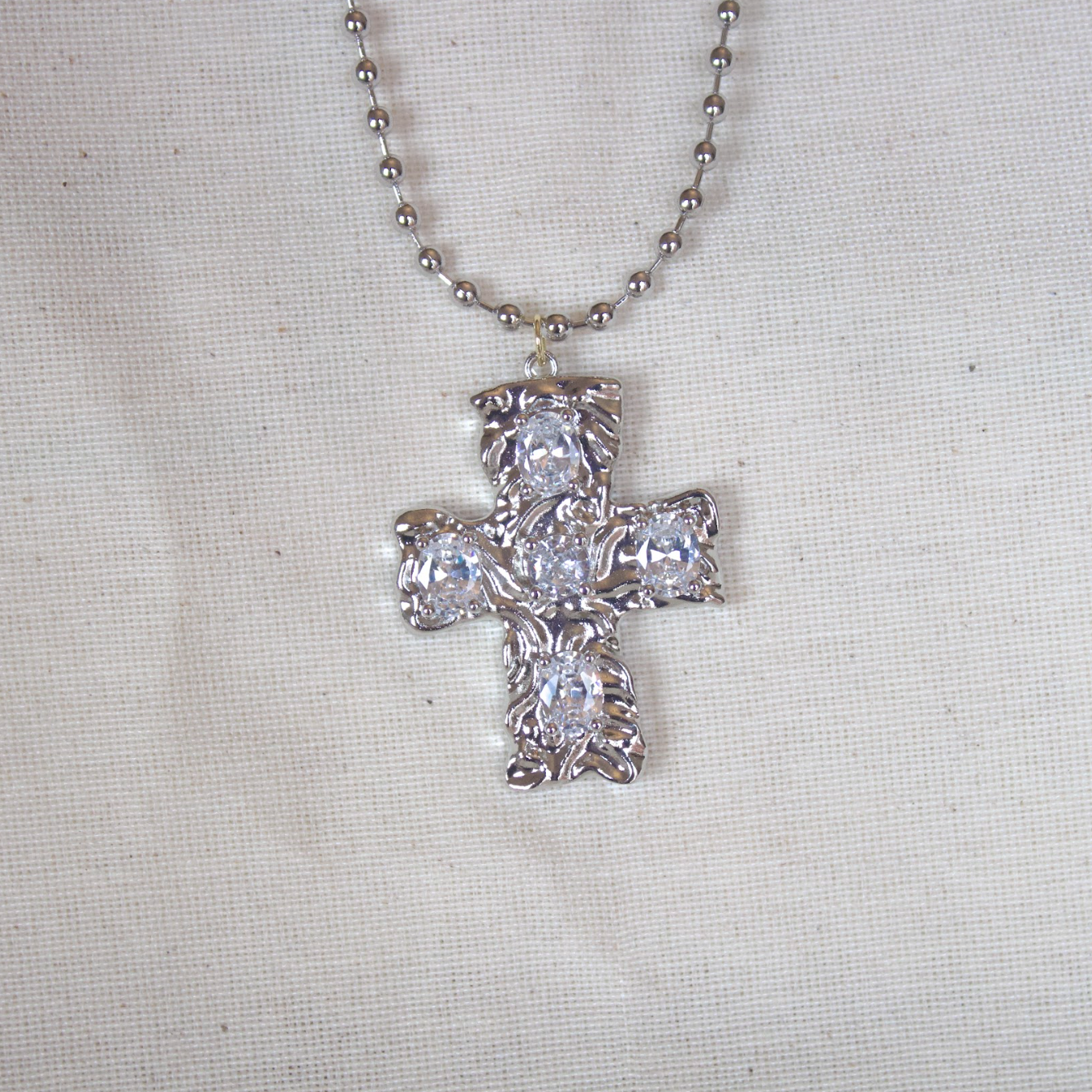 Collar plateado dije cruz chunky