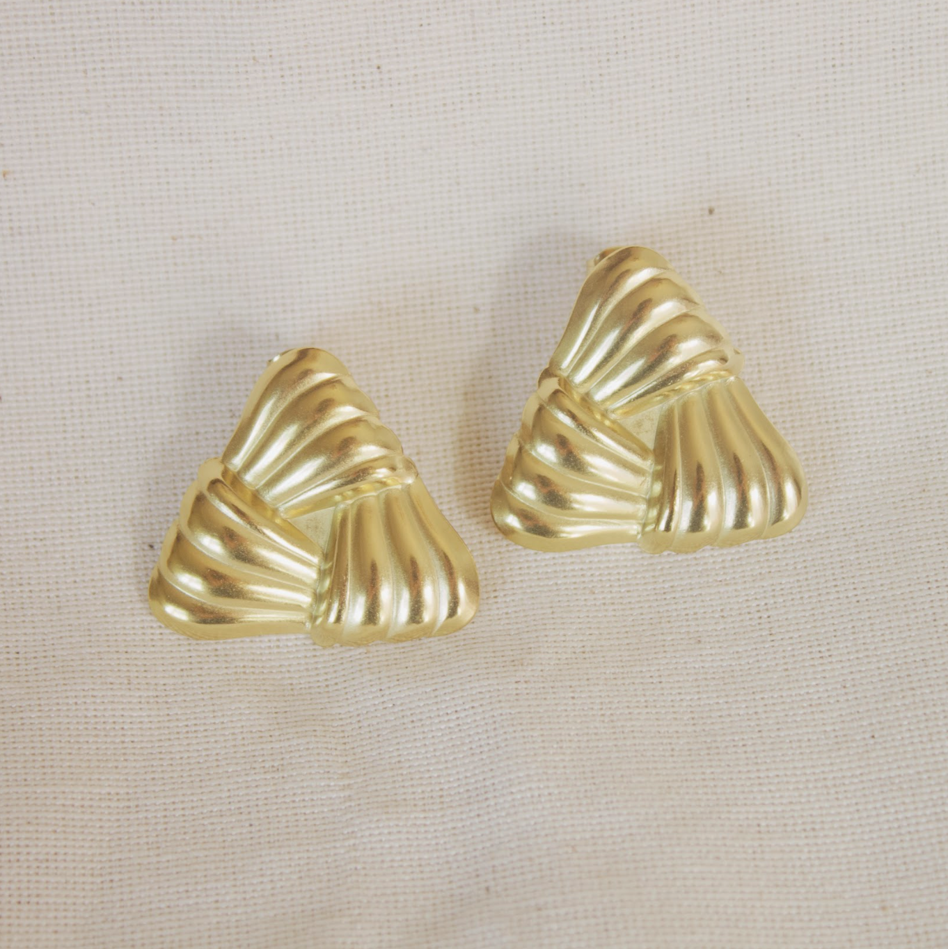 Stud triángulo dorado