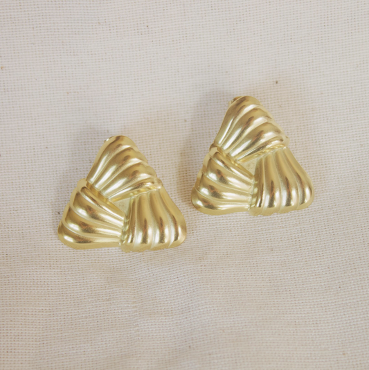 Stud triángulo dorado