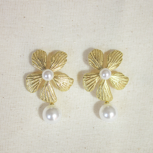 Stud flor dorada con perla colgante