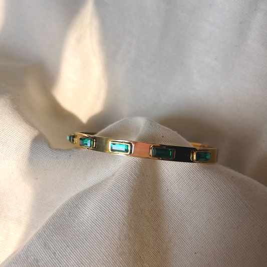 Brazalete dorado piedras verdes