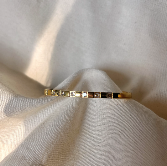 Brazalete dorado piedra blanca