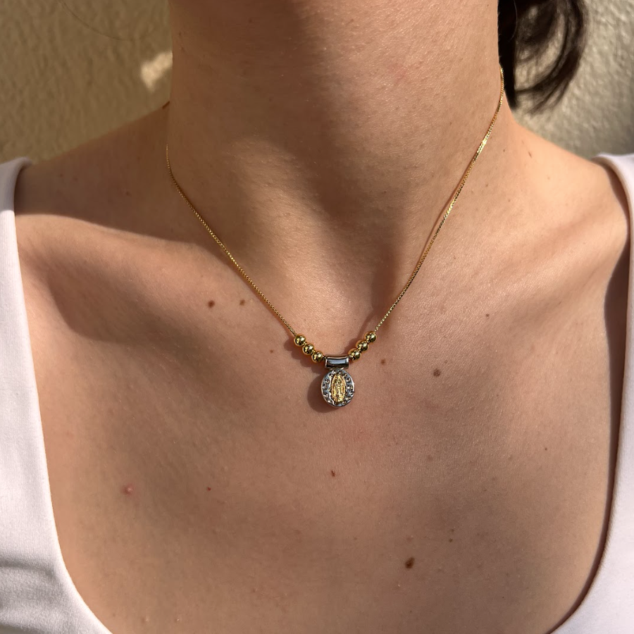 Collar dorado dije virgen plateado