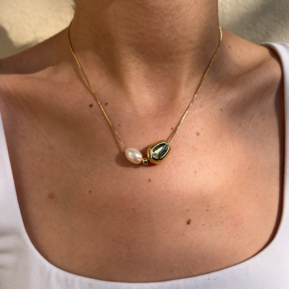 Collar dije perla con circulo dorado