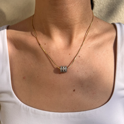 Collar dorado dije aros plateados